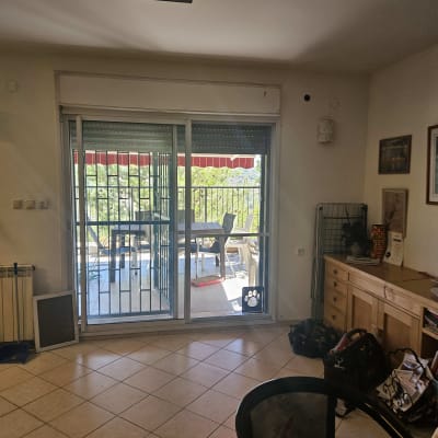 דלת הזזה מאלומיניום עם תריסים במרפסת