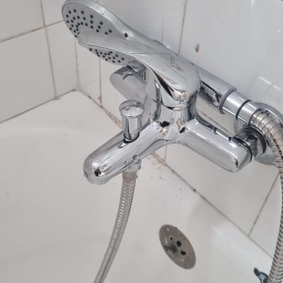 ברז אמבטיה עם צינור מקלחת מתכתי