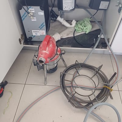 כלי עבודה של אינסטלטור מתחת לכיור במטבח