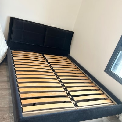 מיטה עם מסגרת עץ בחדר שינה