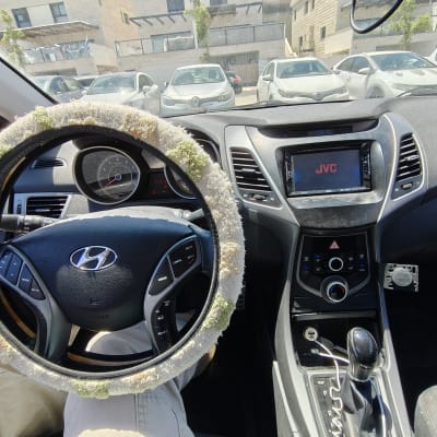 תא נהג של רכב עם הגה מצופה בד