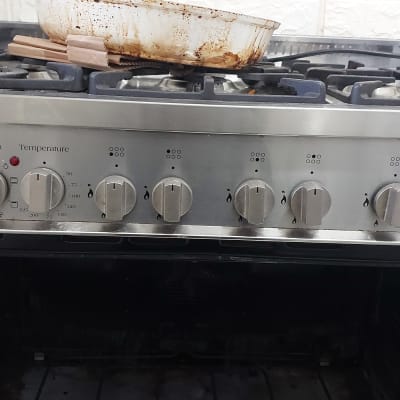 תנור גז מקצועי עם כפתורי שליטה ותצוגה דיגיטלית