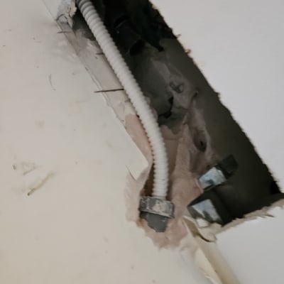 צינור גמיש יוצא מקיר שבור