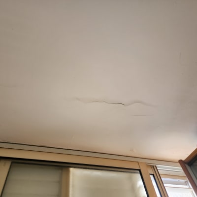 תקרה עם סדקים מעל חלון זכוכית