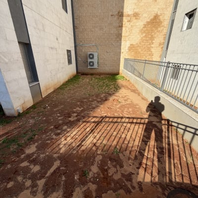 שטח חיצוני עם אדמה חשופה וקירות בניין