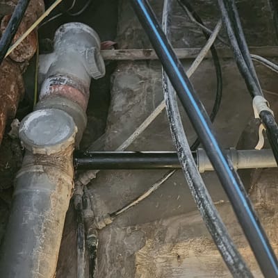 צנרת ישנה עם חיבורים שונים בקיר