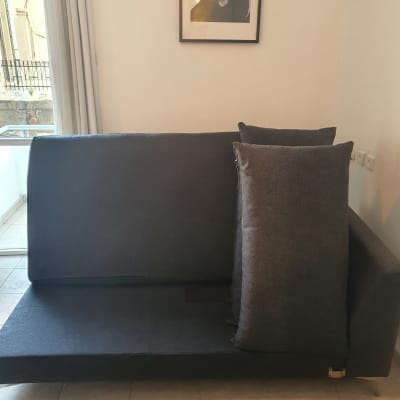 ספה עם כריות בחדר מואר