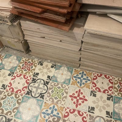 אריחים צבעוניים ומרצפות מוערמות