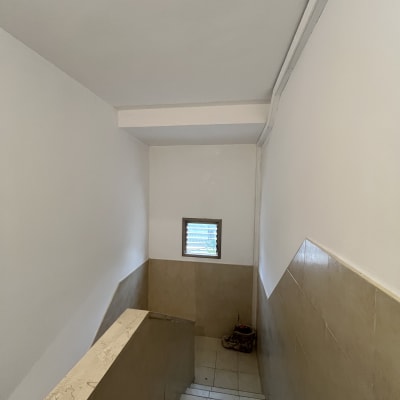 גרם מדרגות צבוע עם קירות לבנים