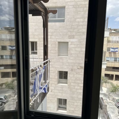 חלון אלומיניום פתוח עם נוף חיצוני