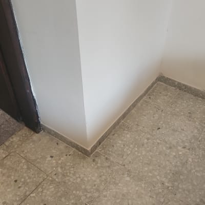 פינת קיר עם רצפת אריחים