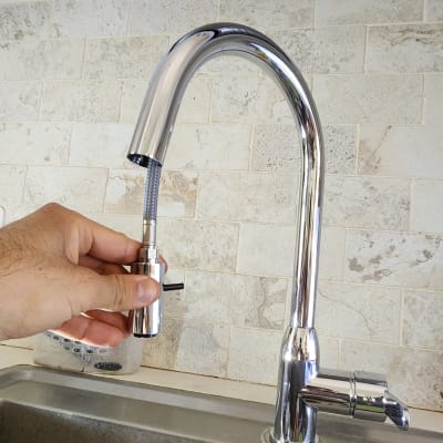 ברז מטבח עם יד מחזיקה חלק מתכת