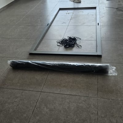 מסגרת חלון וחומרי גלילה על רצפה