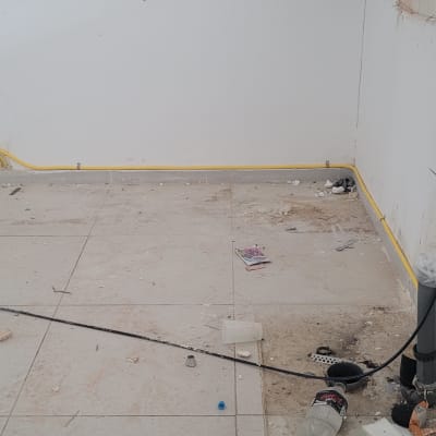 צינורות גז צהובים מותקנים על קיר לבן