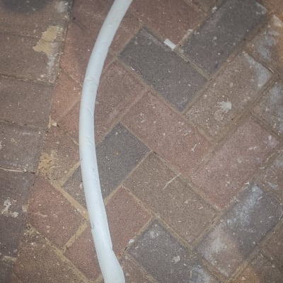 צינור מבודד על רצפת אבנים