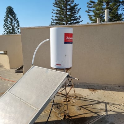 דוד שמש עם קולטן על גג בטון