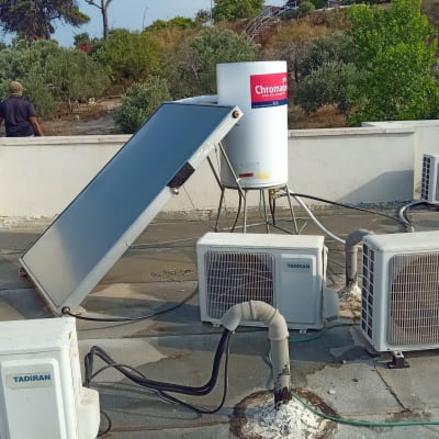 דוד שמש עם קולטים על גג