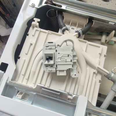 חלקים פנימיים של מכשיר חשמלי עם חוטים וצינורות