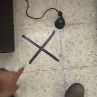 רצפה עם סימון איקס שחור וחוט חשמל