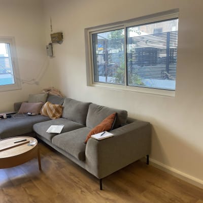 חלון אלומיניום עם תריסים חיצוניים