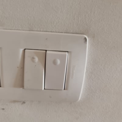 מתגי חשמל על קיר לבן