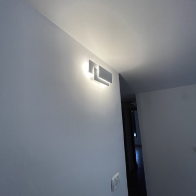 מנורה על קיר עם מתג חשמל ליד.