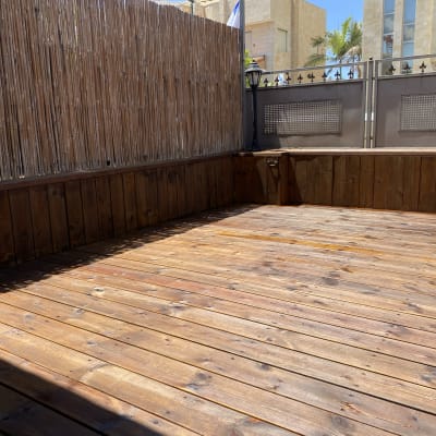 רצפת עץ עם גדר במבוק בגינה