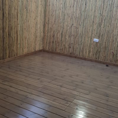 רצפת עץ עם קיר במבוק בגינה