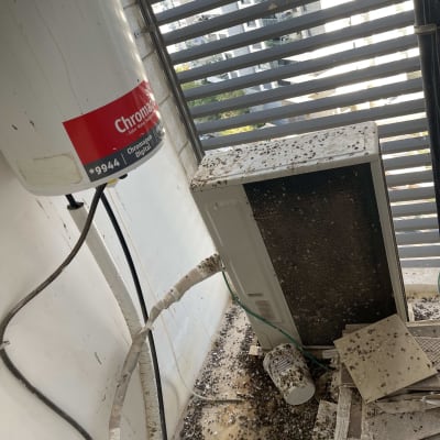 לשלשת יונים על מזגן ומרפסת