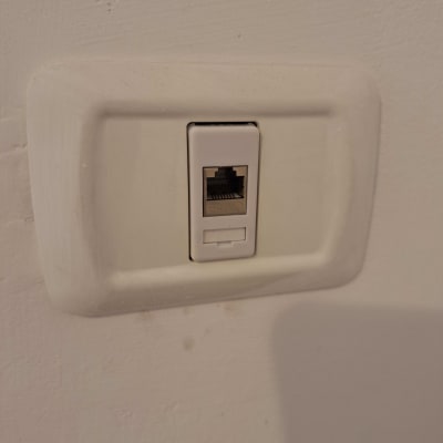 שקע רשת מותקן על קיר לבן