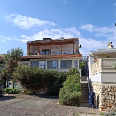 דוד שמש על גג רעפים עם שמיים כחולים