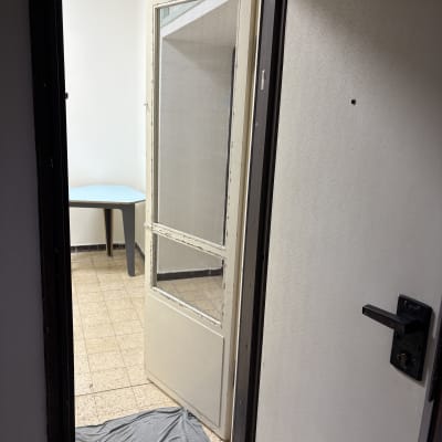 דלת פתוחה עם סמרטוט על הרצפה