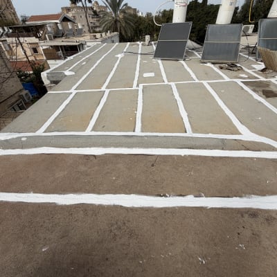 גג עם איטום לבן וסולרי דודי שמש