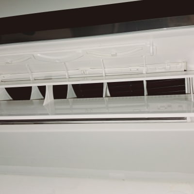 מזגן עם תריסים פתוחים ותצוגה דיגיטלית