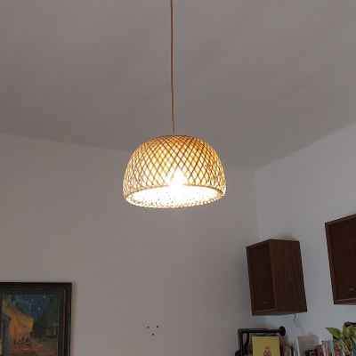 מנורת תלייה עם אהיל קלוע ותאורה דולקת