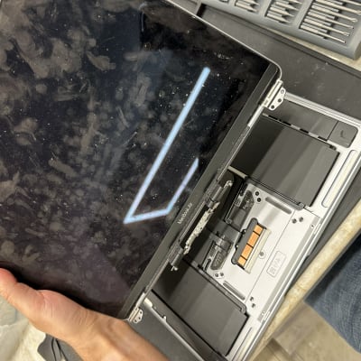 מסך מחשב נייד פתוח עם לוח אם חשוף