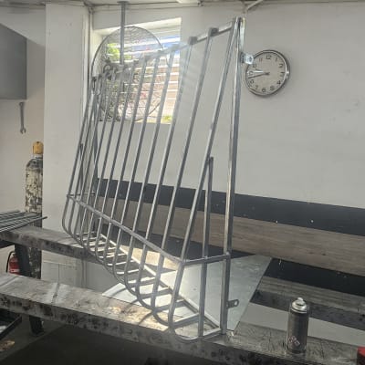 סורג מתכת על שולחן עבודה בסדנה