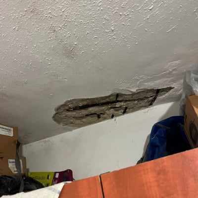 תקרה עם סדק ותיקון נזקי מים