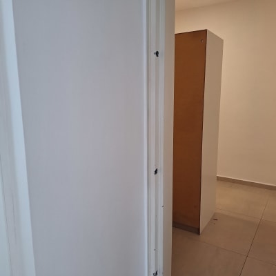 קיר צבוע בלבן עם מסגרת דלת