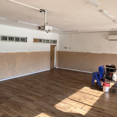 רצפת פרקט עץ בחדר ריק עם עגלת קניות