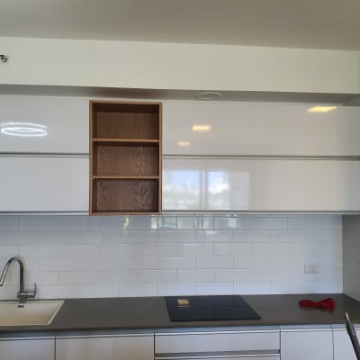 ארונות מטבח לבנים עם מדף עץ פתוח