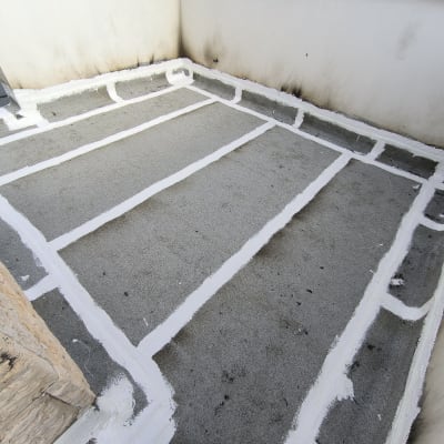 איטום גג עם חומר לבן בין חריצים