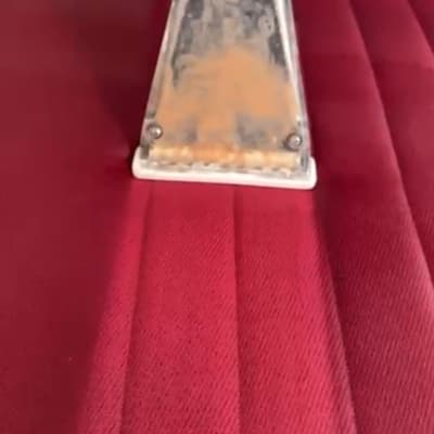 ניקוי ספה עם מכשיר שאיבה על בד אדום