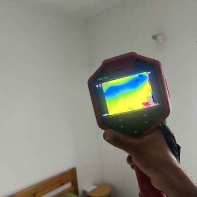 מצלמה תרמית בודקת נזילות בקיר חדר
