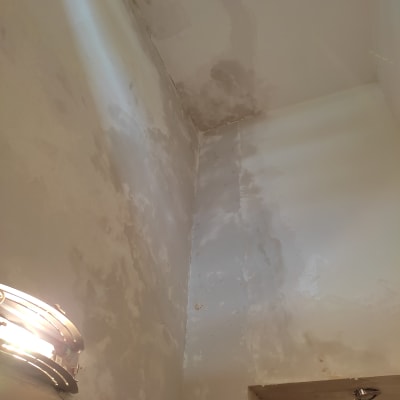 קיר עם סימני רטיבות ותיקוני צבע