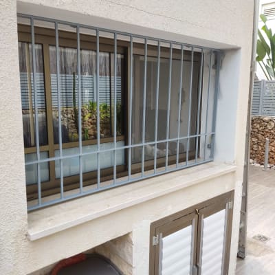 חלון עם סורגים על קיר חיצוני של מבנה