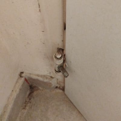 ציר דלת מתכת על קיר