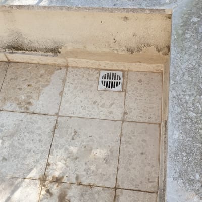 פתח ניקוז מרובע עם מכסה עגול אטום בחומר איטום