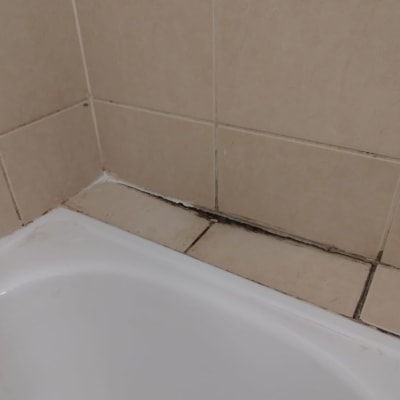 פינת אמבטיה עם אריחים ורובה שחוקה