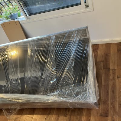 ספה עטופה בניילון לקראת מעבר דירה